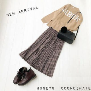 かっちりと大人見えするチェックのロングプリーツにはあえてやんちゃなロゴニットを。色を合わせたグラデーションコーデでカジュアルコーデも鮮度アップ。