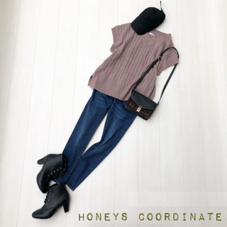 ゆったりとしたニットベストにはスキニー合わせが◎小物で少しかっちりさせてキャップで少し遊び心を。