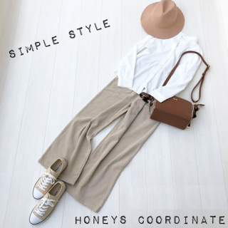 シャツとパンツでシンプルコーデ。少しえり抜きで着たり、ハットを合わせたり、シンプルコーデこそ着方に工夫をプラスしておしゃれに見せたい。