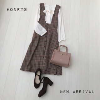 チェック柄のジャンスカにボータイブラウスのガーリースタイル♡ 合わせのBagもピンクを選んでとことんガーリーに♡