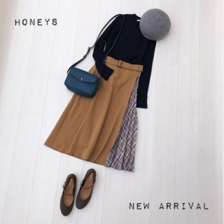 チェック柄のプリーツがチラ見えするスカートを主役にしたガーリースタイル♡ ベレー帽&ぺたんこパンプスがGoodガールな印象に♪