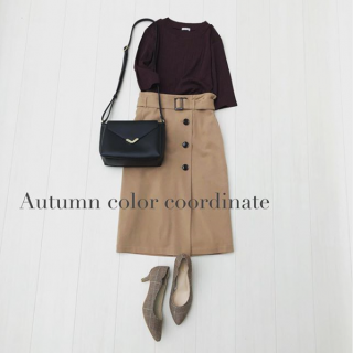 秋色トップスを主役にキレイめスタイル♡ トップスは5分袖なので今すぐ着られるのがうれしい♪足元に差したチェック柄もポイント☆