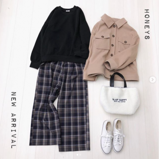 シャツジャケットを大人可愛いカジュアルスタイルに チェック柄ボトムとの相性が抜群なのでトップスはシンプルに合わせるのがGood！