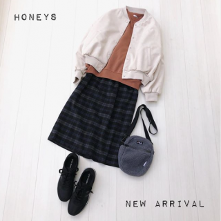 シンプルデザインのリブブルゾンを大人カジュアルにスタイリング カジュアルになりすぎちゃうブルゾンもスエード素材を選べば大人っぽく着られるのでGood！