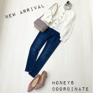 ぷっくりそでがポイントのざっくりカーデをプルオーバー風にコーディネート。 全体的に甘くなりそうなアイテムをデニムスキニーできゅっと引き締めて。