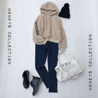 もこもこのトップスは袖にラインが入っているのでちょいスポなコーディネートにおすすめ レースアップブーツを合わせてスポーティーになりすぎないようにスタイリング