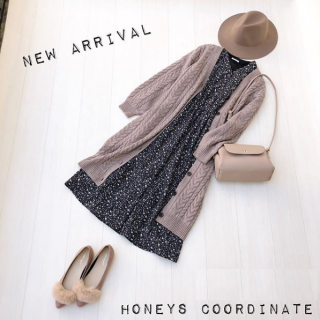 カーデとワンピースをロング×ロングのバランスでおしゃれにコーデ。 小花柄とざっくりカーデのノスタルジックな組み合わせを小物でスマートにシフトチェンジ。