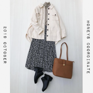 今年トレンドのCPOジャケットを大人仕様にスタイリング カジュアル感の強めなアウターもプリーツスカート合わせでガーリーに