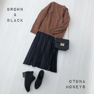 プリーツスカートはサテンの光沢感がモードな雰囲気を演出 トップスのニットはインせずバサッと着るのがポイントに