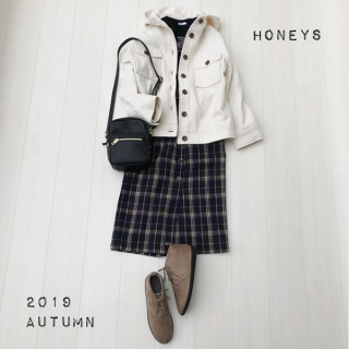 白のジャケットを主役にしたカジュアルガーリースタイル♡ チェックのナロースカートは釦使いやベルトのデザインがポイント