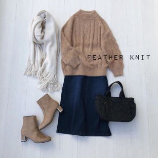 ふわふわフェザーニットをデニムのナロースカート合わせで大人シンプルなスタイリングに ラテカラーのニットは1枚あると今年らしいスタイリングが出来ちゃう優れもの♡