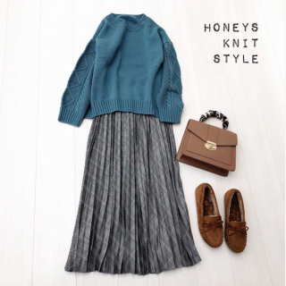 袖と身頃で編地が切り替えになっているニットプルオーバーはシンプルコーデでもしっかり可愛い♡ 人気のチェック柄プリーツスカートを合わせてシンプル可愛いコーディネートに