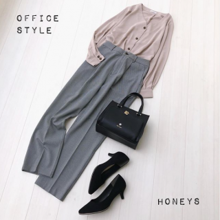 シンプルなのにコーデが決まる釦使いがポイントのVネックブラウスはテーパードパンツを合わせてオフィススタイルに