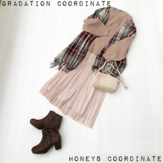 茶系のグラデーションコーデにチェックでアクセントを置いたシンプルコーデ。やわらかいチュールスカートがフェミニンな印象。