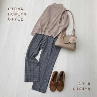 かっちり系パンツにゆるっとニットを合わせてこなれ感を演出 キャメルやベージュはキレイめコーデにも合わせやすいのがGood！