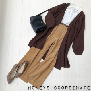 レース・シフォン・ニット・コーデュロイ・・・柄物を使わないコーデは様々な素材感で楽しみたい。薄手のブラウスとニットガウンが気温の変わりやすい今にピッタリな合わせ♡