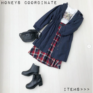 ボリューム袖がポイントのモッズコートをチェックスカートでガーリィカジュアルにコーデ。 ウエスト部分をきゅっと絞ったデザインはスタイルアップも叶えてくれる優秀アウター！