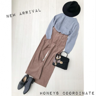 フェミニンなカラーリングのコーデにはメンズライクな小物を効かせてテイストミックスに仕上げるのがおしゃれ見えの秘訣。