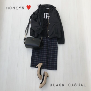 チェック柄のスカートを主役にモノトーンで合わせた辛口スタイル スポーティなフードジャケットではずしを入れるのもポイント