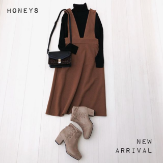 起毛素材のジャンスカを大人可愛いスタイリングに♡ インナーに合わせたリブ編みタートルはこれからの季節に重宝すること間違いなし！