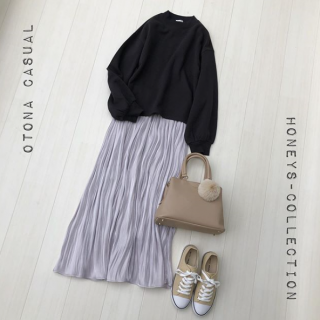 ハイネックのスウェットトップスは着丈が短めでロングスカートとの相性抜群！ 足元はスニーカー合わせが◎