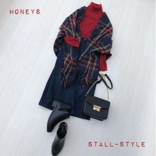 赤いニットタートルをデニム合わせでシンプルにスタイリング デニムスカートは裏起毛でぽかぽかあったか♥ チェックのストールを合わせて変わりやすい気温にも対応できる万能コーデに