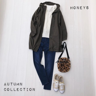 ホワイトのワントーンコーデにベージュ＆グレーのニュアンスカラーを合わせた大人カジュアルスタイル ざっくりニットカーデで大人の可愛らしさも演出できちゃうコーディネートに♡