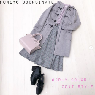 綿あめみたいなかわいい色味をグレー合わせで上品にコーディネート。 グレー合わせにすることで甘さ控えめで着やすいコーデに。