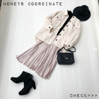 潔いモノトーンのスタイリングはイメージが強めに偏らないようにスカートコーデにするとバランス◎ レースアップディテールのブーツやハット合わせでレディな一面も演出。