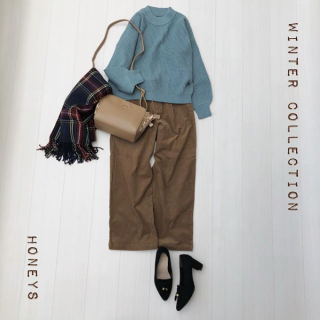 ミントのニットはワッフル編とぷっくり袖がポイント♡ 相性のいいベージュボトムを合わせて大人カジュアルスタイルに