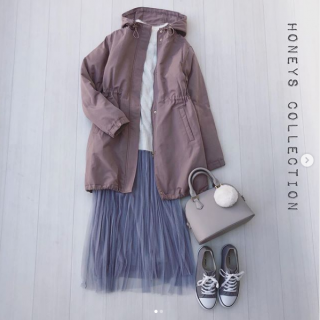 カジュアルになりがちなフードジャケットもピンクを選ぶとフェミニンな印象に ふわふわニットとチュールスカートでさらにガーリーなスタイリングに♡