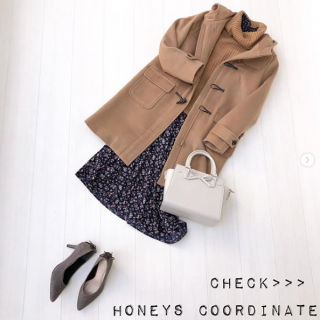 全体を茶系アイテムでそろえてワンピの紺色でコーデを引き締め！ ワンピースをレイヤードスタイルでロングスカート風に合わせた技ありコーデ。