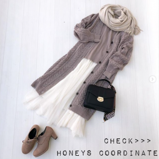 ざっくり編みがかわいいカーデをベースにして、ベージュやアイボリーで旬のグラデーションコーデに仕上げました。お尻もすっぽり隠れるロングカーデはパンツにもワンピースにも着回し力を発揮！