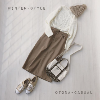 ケーブル編みのニットでおでかけにピッタリなスタイリング これからの季節にぴったりな白とベージュのラテカラーコーデ♡ スニーカーやキャンバス地のBagを合わせてカジュアルに