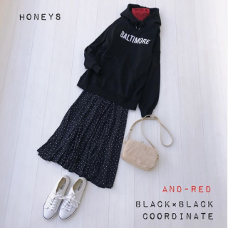 裏起毛であったかなロゴパーカーは丈が長めなのもうれしい1枚♡ 黒×黒のスタイリングに差し色で赤のタートルをON！ 裏起毛+ニットのレイヤードでアウター無しでもあたたかく過ごせちゃいそう♪