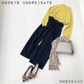 パッと目を引くイエローがポイントのニットコーデ。派手色を上品に仕上げてくれるのはコーデ万能なネイビー。小物でヒョウ柄を差して遊び心も加えた欲張りコーデの出来上がり♡