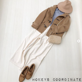 ベージュ系×アイボリーのラテカラーコーデに相性の良いパステルカラーを投入して鮮度アップ！ ハットやファー小物で今っぽく仕上げてカジュアルだけど女っぽいスタイリングに。