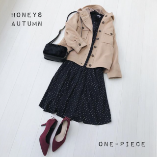 レース使いのワンピースをフードブルゾン合わせでカジュアルにスタイリング 差し色として後ろレースアップデザインの赤いパンプスをプラス♡