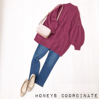 たっぷりとした袖のボリューム感がかわいいニットチュニックをスキニー合わせでカジュアルに。  小物はレディなアイテムで合わせて大人っぽく。