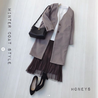 新定番になりつつあるカラーレスのコートはニュアンスカラーをセレクト♡ ハイネックのざっくりニットとチュールプリーツ合わせで今年らしいバランスのコーディネートに