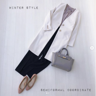 ブラウスとテーパードパンツでセミフォーマルなきちんとコーデ テーパードパンツはハニぽか素材で冬でも温かなのがうれしい♡ トップスとパンツはシックにまとめつつ足元はピンクで女性らしさをアピール