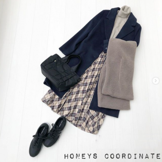 チェック柄のプリーツスカートをネイビーのチェスターコートでグッドガール風にコーディネート。 コートを脱いだら同系色コーデ♡トレンドもしっかり押さえておしゃれ見え！