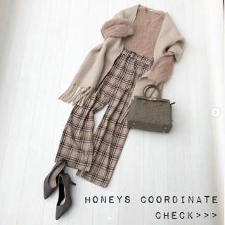 茶系のグラデーションでまとめたシンプルスタイル。チェック柄やBagのクロコでトレンドを抑えつつ、ふわもこニットやストールであったかさもキープした今にピッタリなコーデ。