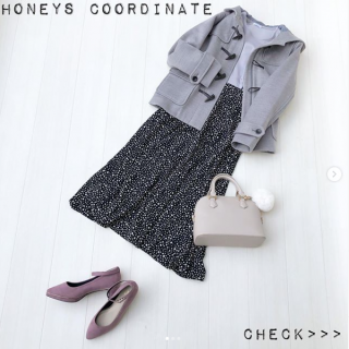 クールになりすぎないよう足元に甘めカラーでポイントを置いた、グレーベースのモノトーンコーデは中に合わせたトップスに注目！ チュールを重ねたボリュームスリーブがシンプルながらもコーデをおしゃれに格上げしてくれる旬デザイン！