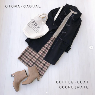 ロング丈のダッフルコートを大人カジュアルにスタイリング インナーはベージュのワントーンでまとめた今年らしいスタイリングに