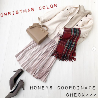 白からベージュのグラデーションコーデに小物で色を刺した冬コーデ♡ オーバーサイズのシャツジャケットはゆるニットも楽に合わせられるからこのシーズン使いやすい＆トレンドも抑えられる一押しアイテム。