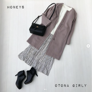 ニュアンスカラーのコートは着るだけで今年らしい着こなしになるのでオススメな一着♡ 白のニットと小花柄のスカートに合わせてお出かけにぴったりなスタイリングに♪