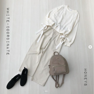 裾に入った太めのリボンがポイントの裏毛トップスは太めのパンツを合わせてカジュアルに 白でまとめたコーディネートはどんなアウターとも相性抜群♪