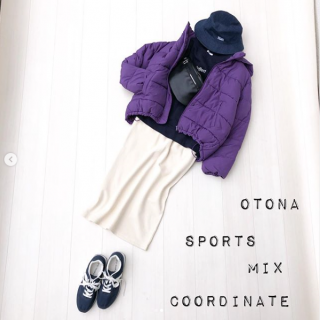 カジュアルでやんちゃななイメージのカラーブルゾンでちょっぴり大人っぽコーデ。 ボリューミーなブルゾンに、ナロースカートがシャープでこなれた印象も加えてくれるベストバランス。