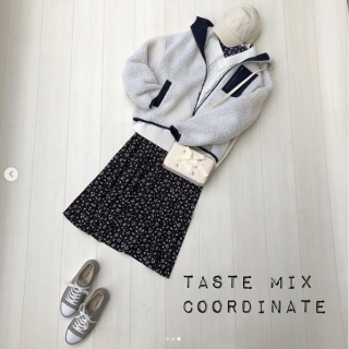 ほっこりしがちな小花柄ワンピースはボアブルゾンとスニーカー合わせでストカジライクにするのがポイント。 アウターを脱いでもゆるサイズのベストとの重ね着で今っぽさをキープ。